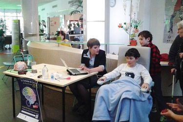 Le 18 mars dernier, à l’hôpital de Grenoble, Nataliya procède à des tests avec des enfants malades. (DR).