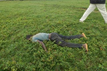 Après l'attaque du village de Nghar (Etat du Plateau), le corps d'un homme est retrouvé à l'écart d'un charnier qui compte 86 morts.