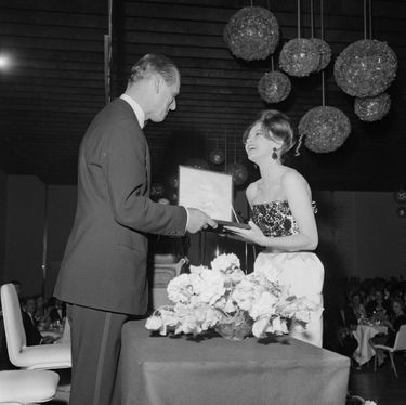 Le prince Philip remet un BAFTA à Leslie Caron à Londres, le 8 mai 1963