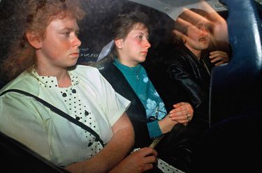 Marie-Ange Laroche et Muriel Bolle à la sortie du tribunal en 1989.
