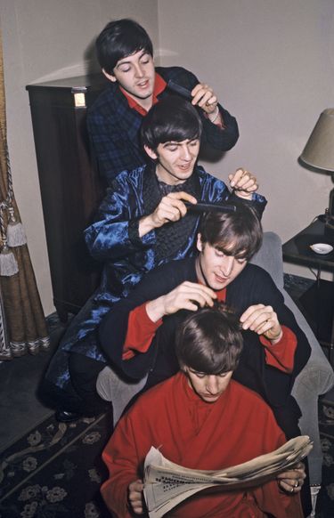 En 1964, pour leur deuxième passage à l’Olympia, Paul McCartney, George Harrison, John Lennon et Ringo Starr s’amusent dans les chambres du Ritz. Les quatre garçons de Liverpool vivent désormais dans le luxe.