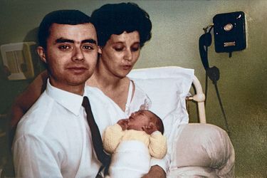 En juin 1964, dans la chambre d'une clinique parisienne, avec spn père et sa mère, Jean-Luc a un jour.