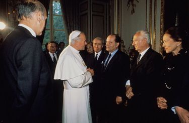 Invitée à l’Elysée par Giscard d’Estaing (à g.) lors de la réception pour le pape Jean-Paul II en 1980. A sa droite, François Mitterrand et Gaston Defferre.