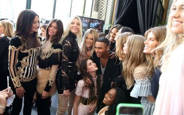 Olivier Rousteing entourée des tops Kendall Jenner, Alessandra Ambrosio, Rosie Huntington Whiteley, Cindy Bruna, Joan Smalls