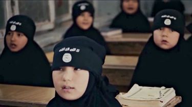 Extrait d’une vidéo de propagande du 18 novembre 2015 : récitation du Coran pour des petites filles déjà voilées