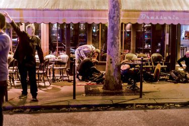 Devant le Café Bonne Bière, 32, rue du Faubourg-du-Temple, on évacuera 8 blessés en urgence absolue.