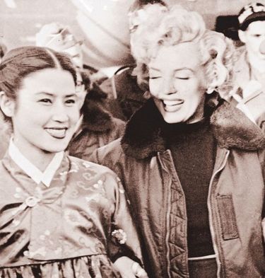 Séoul, en 1954, Choi est au côté de Marilyn Monroe, partie en tournée au lendemain de la guerre de Corée.