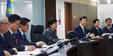 A Séoul (à dr.), la présidente Park Geun-ye menace son voisin du Nord d’éventuelles représailles.