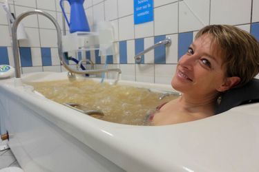 Laurence, 42 ans, plongée dans un bain chargé du précieux sel après douze traitements infructueux.
