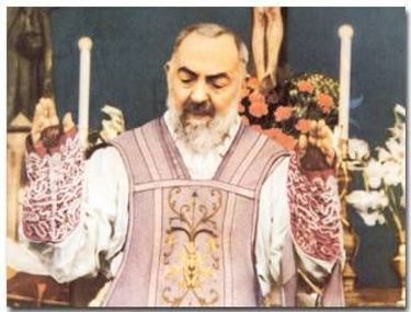 Padre Pio célébrant la messe les mains ensanglantées par ses stigmates.