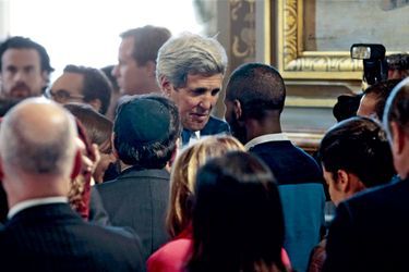 Le 16 janvier, quelques jours après la prise d’otages, le secrétaire d’Etat américain John Kerry tient à le saluer en personne.