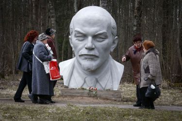 La statue de la tête de Lénine, à l'occasion de son 145e anniversaire.