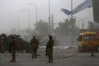 Les forces de sécurité afghanes arrivent sur place dans le centre de Kaboul après l'attentat sur Abdullah.