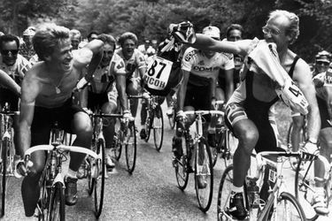 Le 22 juillet 1989, Laurent Fignon et le coureur néerlandais Teun Van Vliet échangent leur maillot lors de la dernière étape.