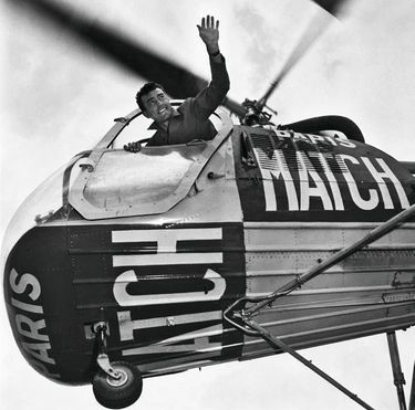 17 juillet 1954, Louison Bobet, embarqué dans l’hélicoptère affrété par Paris Match, le jour du repos à Bordeaux. Très vite, il achètera un avion…