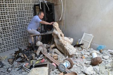Le docteur Ghazi Aswad inspecte les ruines d'une usine de la zone industrielle de Yaborud, dévastée la semaine dernière par un raid de l'armée de Bachar Al-Assad.