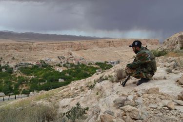 Un guetteur veille sur la ville de Yabroud, dernière enclave libre de Syrie.