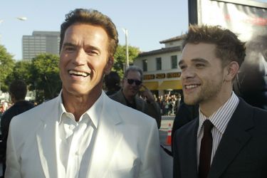 Arnold Schwarzenegger pose avec Nick Stahl en 2003.