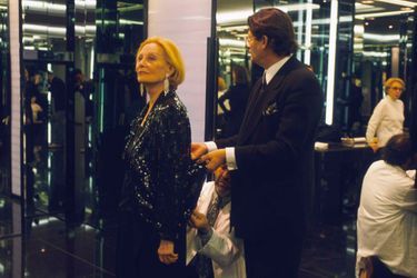 Michèle Morgan, présidente de la 17ème Nuit des CESAR 1992, essaye sa robe chez Jean-Louis Scherrer à Paris.