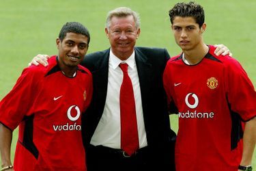 Kleberson, Sir Alex Ferguson et Cristiano Ronaldo, en août 2003.