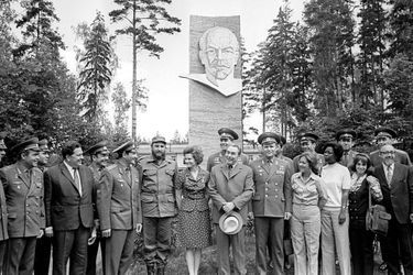 Valentina Terechkova en 1970, en robe à pois entre Fidel Castro et Leonid Brezhnev, avec les cosmonautes soviétiques.