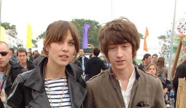 Alexa Chung et Alex Turner au de Glastonbury en 2008-