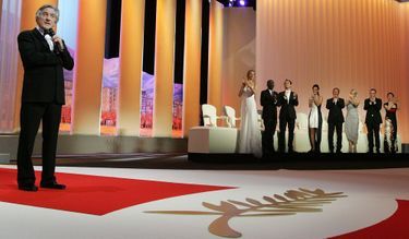 Le président du jury, Robert de Niro, est ovationné par les jurés lors de la cérémonie d'ouverture du 64ème Festival de Cannes.