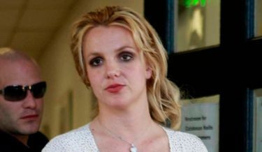 Britney Spears sortant d'un salon de manucure (sale tête) le 12/01/11-