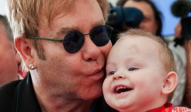 Elton John et Lev, enfant ulrainien adoption-