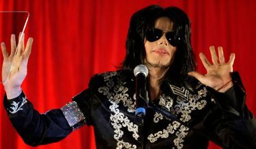 2-photos-people-musique-Michael Jackson concert rouge--