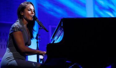 3-photos-culture-musique-Alicia Keys chantant au piano--