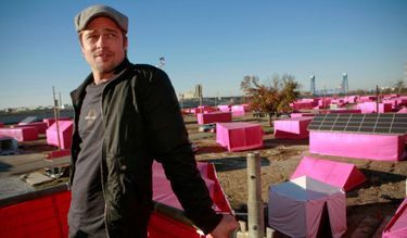 Brad Pitt devant les tentes roses de la Nouvelle-Orléans-
