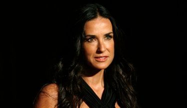 2-photos-people-tetes-couronnees-rodeo-drive-awards-demi moore--