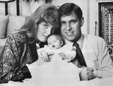 Le prince Andrew et son épouse Sarah, duchesse d'York présentent leur fille Beatrice, lors de la toute première séance photo de la petite, en août 1988.