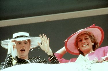Sarah duchesse d'York et Diana, princesse de Galles au Derby d'Epsom, en 1987.