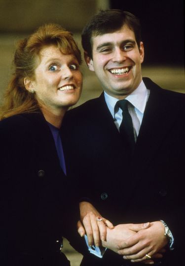 Sarah Ferguson et le prince Andrew, complices lors de la traditionnelle séance photo officielle des fiançailles, le 17 mars 1986 à Buckingham.