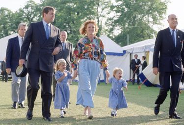 La duchesse Sarah et le prince Andrew, avec leurs filles à Windsor, le 16 mai 1992. Deux mois après l'annonce officielle de la séparation du couple.