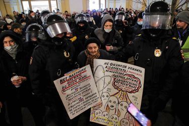 Elena Osipova, encerclée par la police, est écartée d’un rassemblement de protestataires à Saint-Pétersbourg, le 3 mars