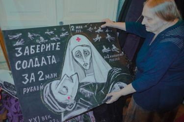 «Un mort pour deux millions de roubles » : une toile réalisée après que Poutine a annoncé le tarif de l’indemnisation des familles pour les soldats tués.
