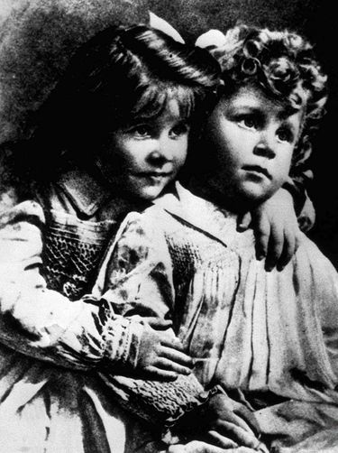 Elizabeth Bowes-Lyon à 4 ans, avec son frère adoré, David, alors âgé de 3 ans.