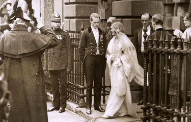 Le 26 avril 1923, Elisabeth quitte le domicile londonien de ses parents pour monter dans le carrosse qui va la conduire à l’abbaye de Westminster, où elle dira oui au prince Albert.