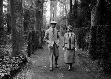 Déjà, le jeune couple (ici lune de miel à Polesden Lacey, en mai 1923) se distingue du reste de la famille royale en présentant une image naturelle, décontractée, dans un univers qui a conservé l’austérité de l’ère victorienne.
