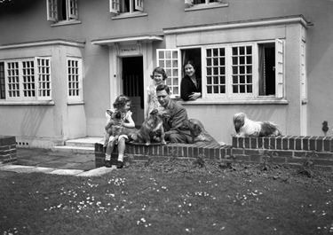Elizabeth et Albert, lorsqu’ils n’étaient que duc et duchesse d’York, désiraient vivre la vie la plus normale possible, loin des formalités du protocole. Ils n’hésitaient pas, comme ici en 1936, à se laisser photographier en toute simplicité, jouant avec leurs filles Elisabeth et Margaret et leurs chiens dans le parc de Windsor.