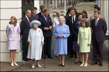 Le 4 août 2001 (en médaillon) c’est en reine mère qu’elle salue la foule réunie devant sa résidence de Clarence House pour fêter ses 101 ans.