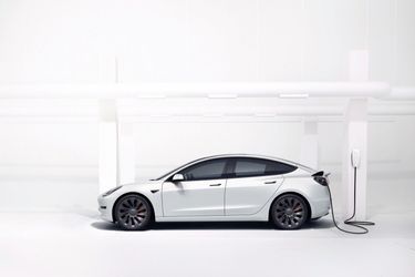 TESLA MODEL 3 Si ce problème ne concerne pas la Model 3, sachez que les Tesla S et X fabriquées avant le 1er mai 2019 exigent un adaptateur pour être branchées aux chargeurs rapides du réseau Ionity.