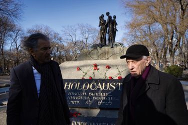 Avec Roman Shvarcman, vice-président de la communauté juive, devant le mémorial aux 25000 victimes de la Shoah par balles et aux 35000 déportés.