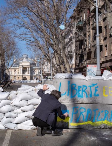 La devise de la République aux couleurs de l’Ukraine, sur la barricade qui défend l’avenue principale