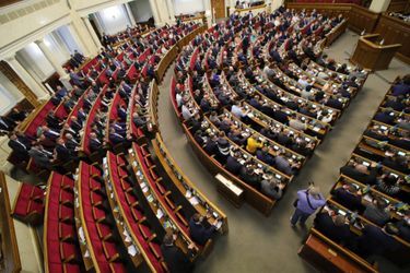 Les élus de la Rada votent la loi sur l'état d'urgence, le 23 février 2022.