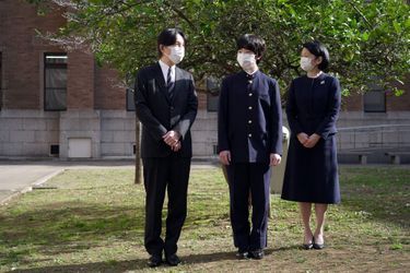 Le prince Hisahito du Japon avec ses parents pour la cérémonie des diplômes à la Junior High School de l'Université d'Ochanomizu à Tokyo, le 17 mars 2022