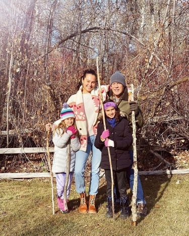 Avec Emma Heming Willis, 43 ans, et leurs deux filles, Mabel, 10 ans, et Evelyn, 7 ans, le 25 novembre 2021.